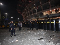 Sisa-sisa kericuhan masih terlihat di luar stadion.