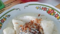 Potongan ketupatnya biasanya besar, sedikit pera, menyantapnya dengan tangan dan terakhir barulah digirup kuah santanya. Sedap! Foto : Indtagram @awin_afriani