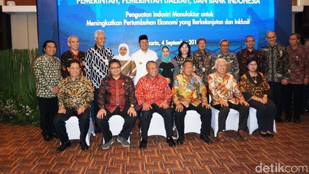 Gubernur Khofifah dan pejabat daerah di Indonesia/