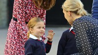 Putri Charlotte tampak malu-malu saat bersalaman dengan kepala sekolahnya itu. Aaron Chown - WPA Pool/Getty Images