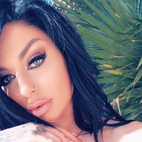 Begitu juga dengan bagian wajahnya yang telah disuntik botox dan filler. Terlihat wajahnya tampak kencang dan kaku serta bibir yang tebal tidak natural.  Foto: Instagram @lmonies