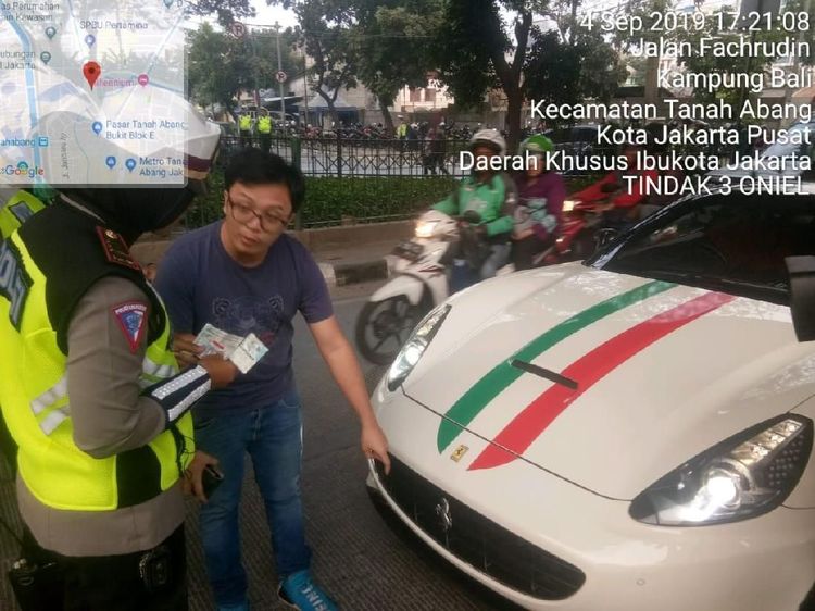Tak Pakai Pelat Nomor Depan, Ferrari Disemprit Polisi