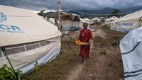 Seorang penyintas bencana berjalan di antara tenda darurat yang berada di Kamp Pengungsian Balaroa, Palu, Sulawesi Tengah, Rabu (4/9/2019).