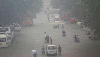 Penerbangan ditunda di bandara Mumbai yang merupakan salah satu bandara tersibuk di negara itu.