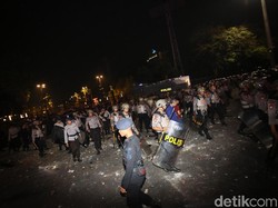 Kericuhan suporter juga terjadi di luar stadion. Para suporter sempat bentrok dengan petugas keamanan. 