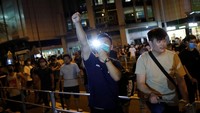 Seperti diketahui, gelombang protes yang terjadi di Hong Kong meluas tak hanya menuntut penghapusan RUU ekstradisi. Para demonstran memiliki lima tuntutan utama yang harus dipenuhi. Lima tuntutan demonstran terdiri atas pencabutan RUU ekstradisi secara permanen, penyelidikan independen terhadap taktik kepolisian dalam bentrokan yang memicu korban luka, menuntut pengampunan untuk demonstran yang ditangkap, menghapus penggunaan istilah rusuh untuk menyebut unjuk rasa dan menggelar pemilu yang sepenuhnya demokratis. Tyrone Siu/Reuters.