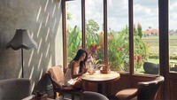 Di Instagram, ia eksis dengan followers lebih dari 178 ribu. Ini posenya saat minum kopi di pagi hari. Pemandangan kafenya yang asri mencuri perhatian. Foto: Instagram theresawienathan
