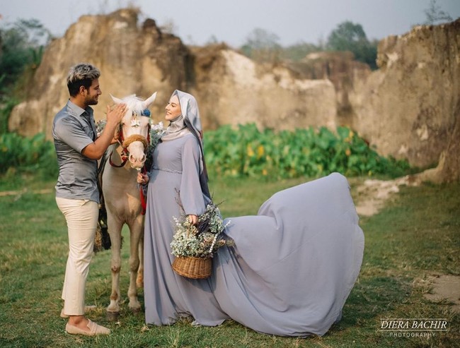 Bak putri kerajaan, Irish Bella tampil dalam balutan busana yang menjuntai sambil memegang keranjang berisi bunga. Foto: instagram @_irishbella_