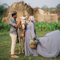 Bak putri kerajaan, Irish Bella tampil dalam balutan busana yang menjuntai sambil memegang keranjang berisi bunga. Foto: instagram @_irishbella_