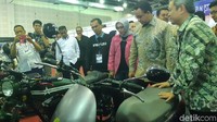 Anies berkeliling untuk melihat-lihat kendaraan listrik yang dipamerkan di IEMS 2019.