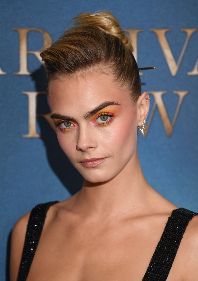 Cara Delevingne belum lama ini mengaku kalau dia adalah seorang panseksual. Artinya, dia mencintai seseorang bukan berdasarkan gender. Aku akan selalu, berpikir, kalau diriku panseksual. Bagaimanapun seseorang mendefinisikan dirinya, mereka atau pria atau wanita, aku jatuh cinta dengan individu. Dan itu saja. Aku tertarik pada individunya, kata Cara. Foto: Getty Images