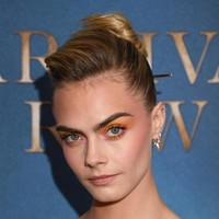 Cara Delevingne belum lama ini mengaku kalau dia adalah seorang panseksual. Artinya, dia mencintai seseorang bukan berdasarkan gender. Aku akan selalu, berpikir, kalau diriku panseksual. Bagaimanapun seseorang mendefinisikan dirinya, mereka atau pria atau wanita, aku jatuh cinta dengan individu. Dan itu saja. Aku tertarik pada individunya, kata Cara. Foto: Getty Images