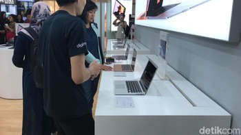Pengunjung bisa berkonsultasi soal produk Apple pada staf Digimap. Foto: Adi Fida Rahman/detikINET