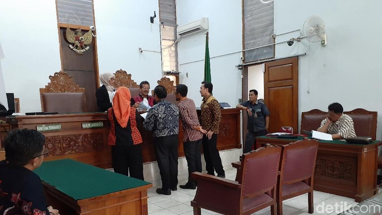 Minta Gugatan Ikan Koi Mati Ditolak, PLN: Listrik Padam Bukan Disengaja Minta Gugatan Ikan Koi Mati Ditolak, PLN: Listrik Padam Bukan Disengaja