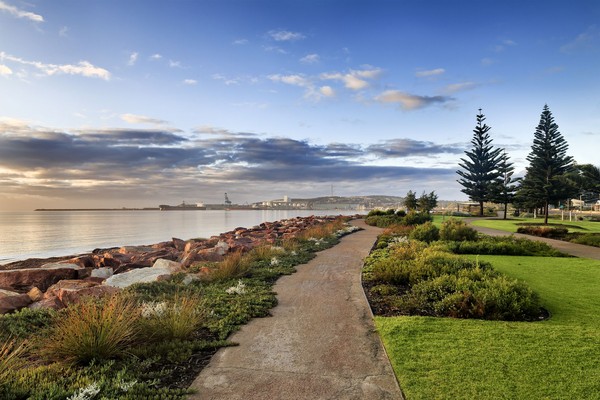 Kamu juga bisa coba rute South West Corner yang belum banyak diketahui turis. Perjalanan dimulai dari Perth menuju ke Margaret River, di sini kamu bisa mencicipi wine dan keju, zaitun, hingga cokelat terbaik di Australia. (iStock) Kamu juga bisa coba rute South West Corner yang belum banyak diketahui turis. Perjalanan dimulai dari Perth menuju ke Margaret River, di sini kamu bisa mencicipi wine dan keju, zaitun, hingga cokelat terbaik di Australia. (iStock)
