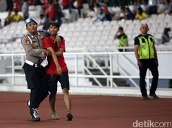 Suporter lainnya yang ikut menerobos lapangan juga diamankan polisi.