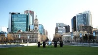Adelaide ada di posisi kesepuluh. Damaskus didapuk sebagai kota yang paling tidak layak huni di dunia dan berurutan selanjutnya yakni Lagos, Dhaka, Caracas, Karachi, Tripoli, dan Harare (CNN)