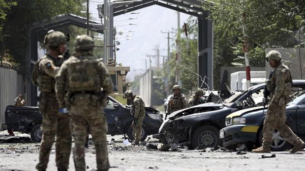 Pasukan Resolute Support dari NATO juga turut mengamankan lokasi ledakan