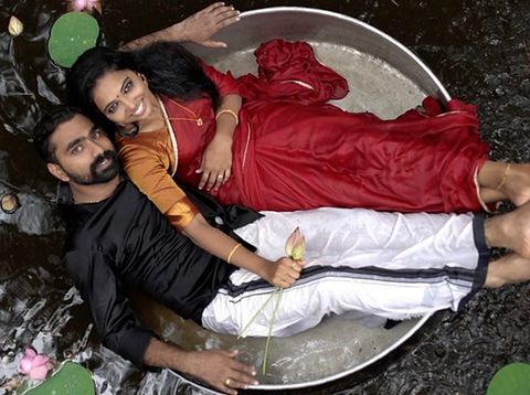 Viral Pasangan Pengantin Pemotretan di Kubangan Air, Fotonya Bikin Takjub