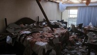 Penampakan di dalam kamar penginapan di kota Pelabuhan Marsh pun tak kalah porak-poranda. Atap di kamar penginapan tersebut nampak runtuh dan hanya menyisakan kerangka di bagian atas kamar penginapan. Dante Carrer/Reuters.