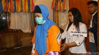 Aulia Kesuma menjalani rekonstruksi dengan tangan terikat. 