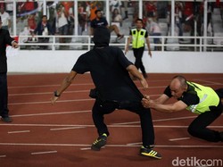 Petugas keamanan langsung mengejar suporter yang memasuki lapangan.
