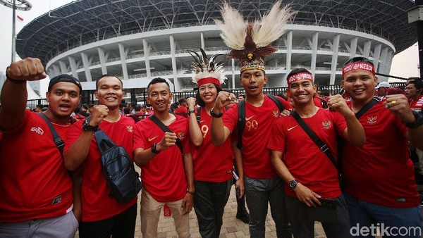 Suporter Timnas Indonesia Merahkan GBK