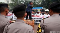 Polisi menjaga aksi ini.