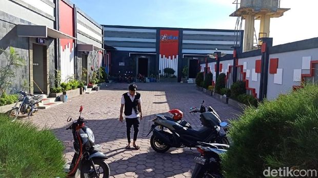 Menolak Bayar, Pria Ini Cabut Pistol dan Borgol Karyawan Karaoke