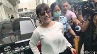Tak seperti biasanya, Roro Fitria kini tampil tanpa baju tahanan kala menjalani sidang. Foto: Hanif Hawari/detikHOT