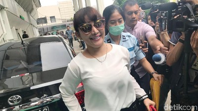 Senyum Roro Fitria Tanpa Baju Tahanan Jelang Persidangan