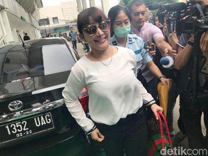 Jalani Sidang Peninjauan Kembali, Roro Fitria Tampil Modis
