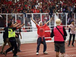 Laga timnas Indonesia vs Malaysia sempat dihentikan sementara akibat ulah para suporter tuan rumah.
