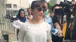 Senyum Roro Fitria Tanpa Baju Tahanan Jelang Persidangan