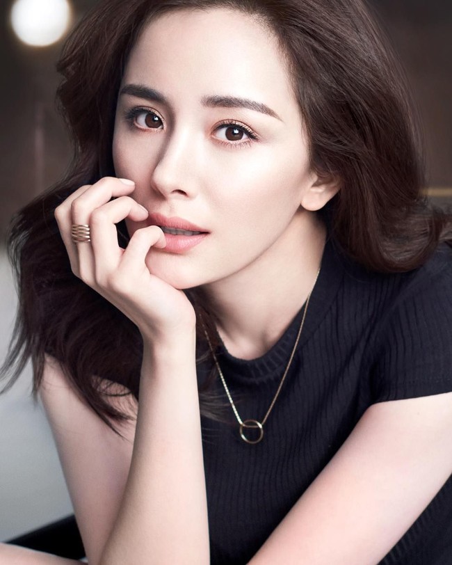 Yang Mi pernah didapuk jadi model Michael Kors, Stuart Weitzman, dan Estee Lauder. Popularitasnya juga semakin meningkat sejak membintangi variety show pertamanya, The Escape of the Chamber, yang menarik perhatian para penggemarnya dan masyarakat umum. Foto: Instagram