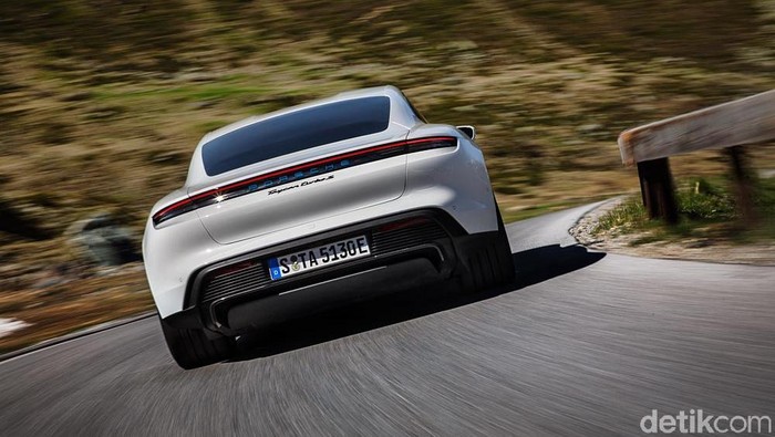 Porsche mempersembahkan mobil sport listrik pertamanya, Taycan, kepada publik kemarin dengan World premier yang spektakuler yang diadakan secara serentak di tiga benua.