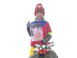 Viral Kisah Haru Bocah 8 Tahun Bawa Foto Ibunya Daki Gunung Tertinggi