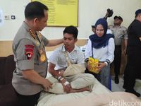 Jenguk Polisi Korban Rusuh di Papua, Kapolri Beri Kenaikan Pangkat