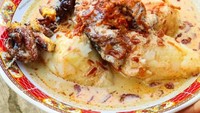 Kuah santannya berbumbu rempah ringan. Ada yang putih atau agak kekuningan. Aroma wangi asap ikannya bikin ketupat ini makin sedap. Foto : Indtagram @banjirmasinkulineran