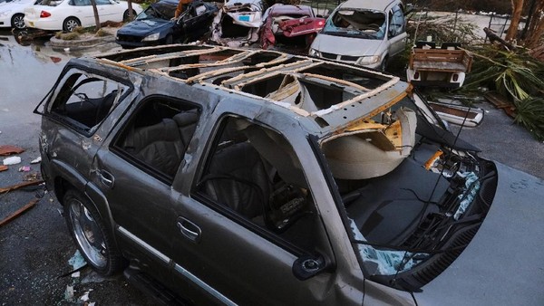Deretan Mobil Rusak Jadi Saksi Keganasan Badai Dorian