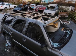 Deretan Mobil Rusak Jadi Saksi Keganasan Badai Dorian