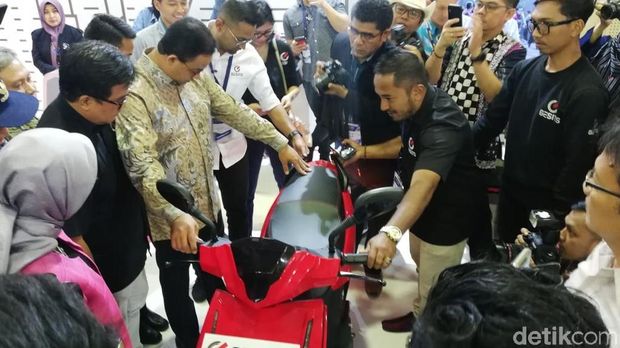 Anies melihat-lihat motor Gesits