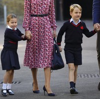 Gaya seragam Pangeran George dan Putri Charlotte yang kompak. (Foto: Aaron Chown - WPA Pool/Getty Images)