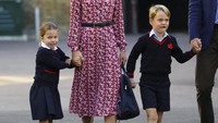 Putri Charlotte dan Pangeran George tampak menggemaskan kala tampil dengan seragam hitamnya. Aaron Chown - WPA Pool/Getty Images