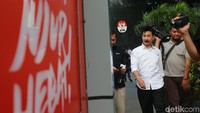 Dalam kasus ini, Muzni ditetapkan KPK sebagai tersangka karena diduga menerima suap Rp 460 juta untuk proyek pembangunan Jembatan Ambayan. KPK juga menduga ada aliran suap lain yang dialirkan ke Muzni senilai Rp 315 juta terkait proyek pembangunan Masjid Agung Solok Selatan.