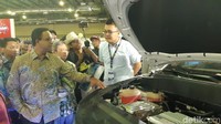 Anies melihat-lihat mesin salah satu mobil yang dipamerkan.