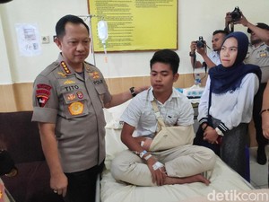 Jenguk Polisi Korban Rusuh di Papua, Kapolri Beri Kenaikan Pangkat