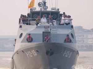 Naik Kapal TNI AL, Jokowi Tinjau Water Front Sungai Kapuas Pontianak