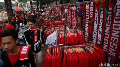 Beragam Pernak-Pernik Timnas Garuda Berjejer di Komplek GBK