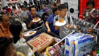 Mereka bahkan makan pizza langsung saat antre membayar. Foto: Instagram HuXijin